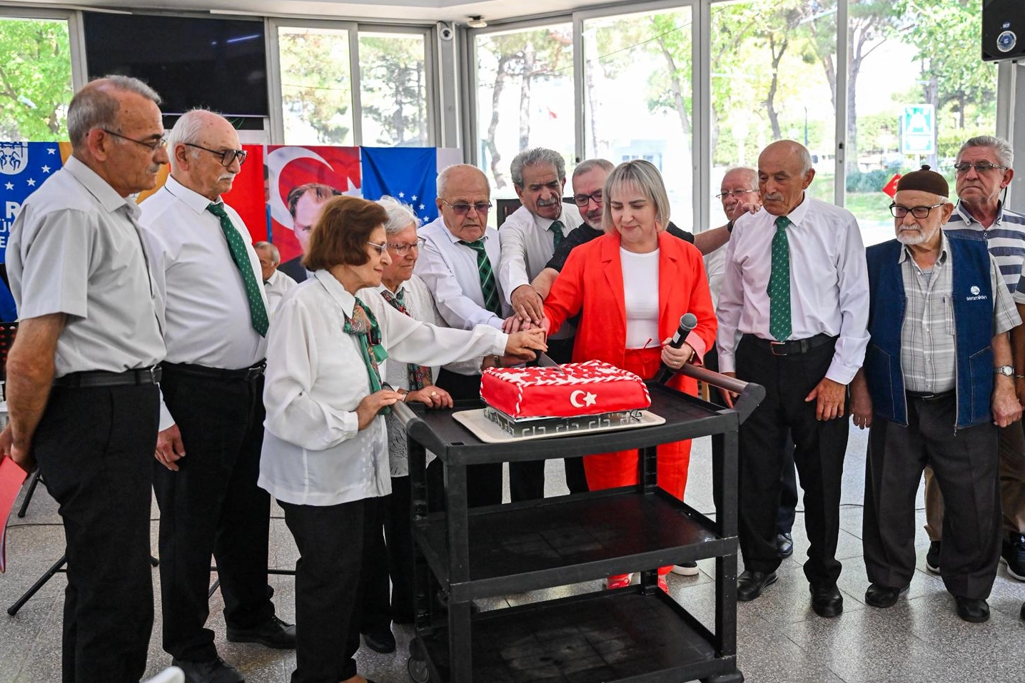 Bursa'da 7'den 70'e 30 Ağustos sevinci