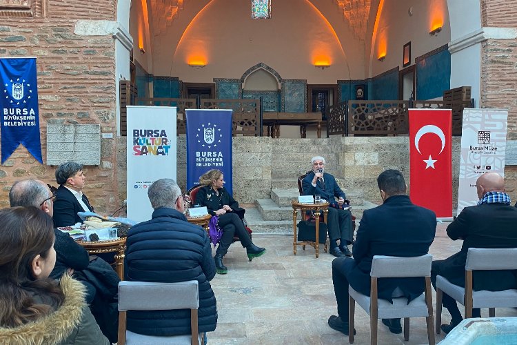 Bursa'da bir koleksiyoner bin hikaye