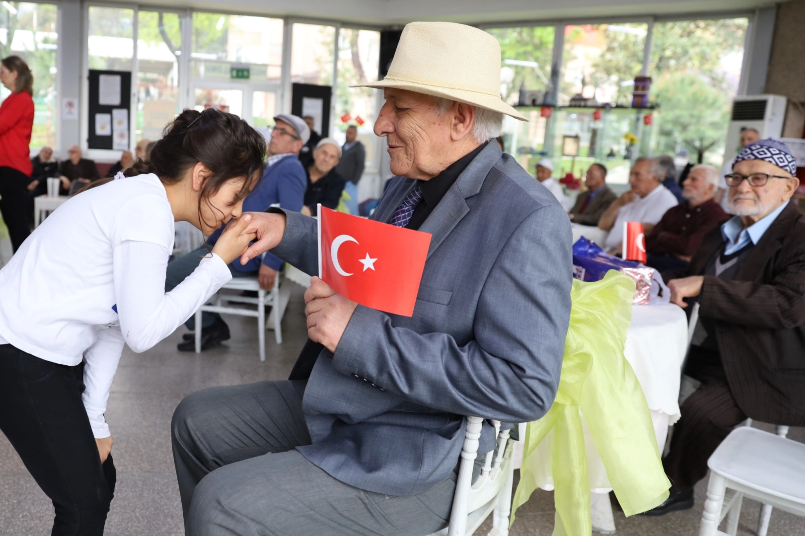 Bursa'da miniklerden 'huzurlu' kutlama