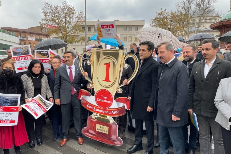 Bursa'da İYİ Partililer AK Parti'ye 'kupa' verdi!