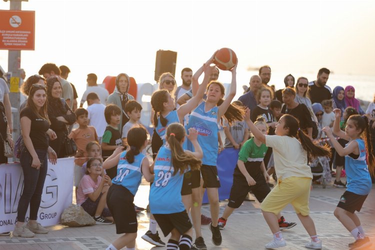 Bursa Gemlik'te minik basketbolcular hünerlerini sergiledi