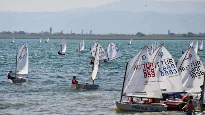 Bursa İznik Gölünde heyecan dolu yarış