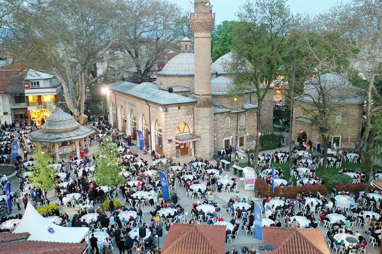 Bursa İnegöl'de tarihi meydan iftar sofrasına dönüştü