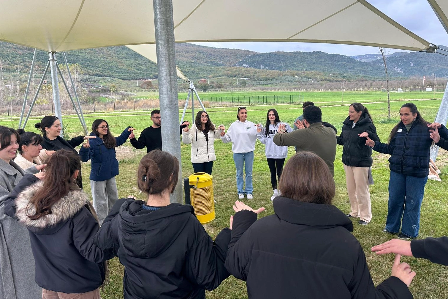 Bursa Nilüfer'de gençler iklim krizini doğada ele aldı Bursa Nilüfer'de gençler iklim krizini doğada ele aldı