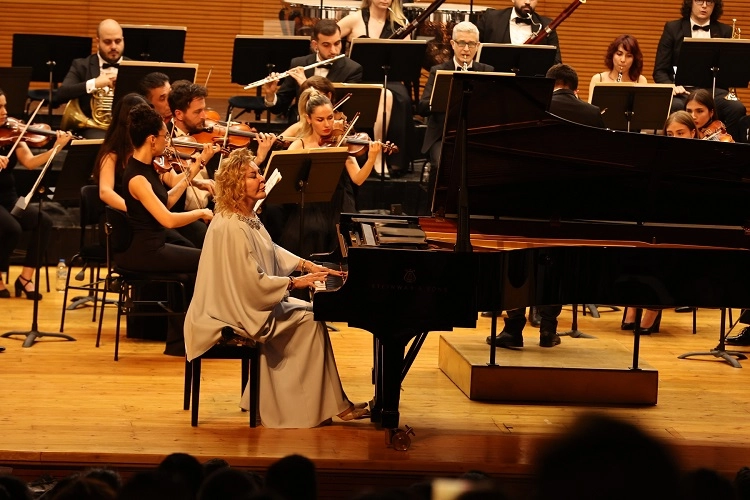 Bursa Nilüfer Senfoni Orkestrası ilk konserinde Gülsin Onay'ı ağırladı