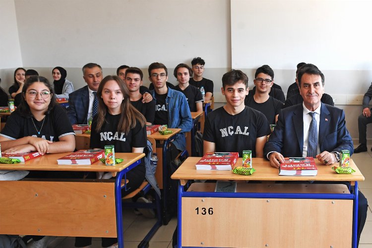 Bursa Osmangazi'de Başkan Dündar iki haftada 10 bin öğrenciyle buluştu