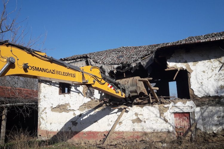 Bursa Osmangazi'de bir metruk daha yıkıldı