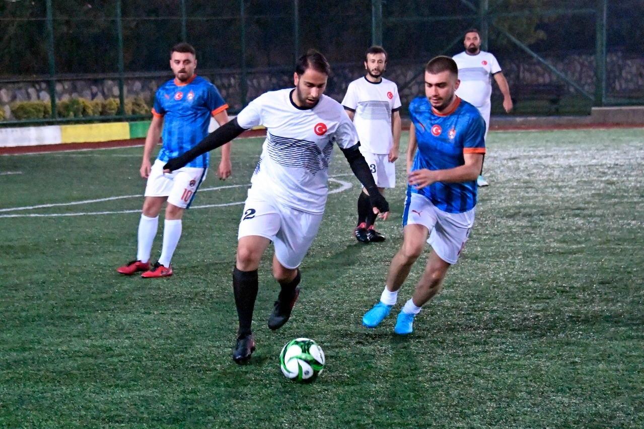 Bursa Osmangazi’de Geleneksel Halı Saha Turnuvası başladı