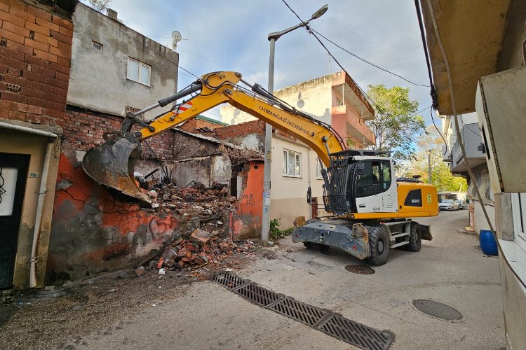 Bursa Osmangazi'de metruk binaya balyoz