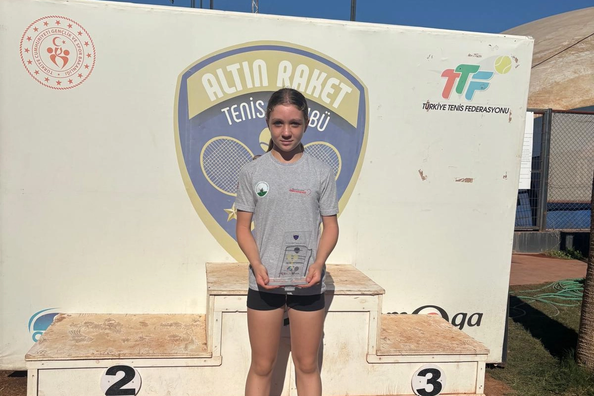 Bursa Osmangazili raket şampiyonluk kürsüsüne oturdu Bursa Osmangazili raket şampiyonluk kürsüsüne oturdu