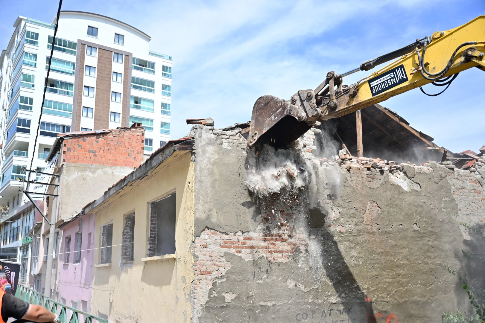 Bursa Yıldırım'da Sinandede dönüşümünde ilk kepçe