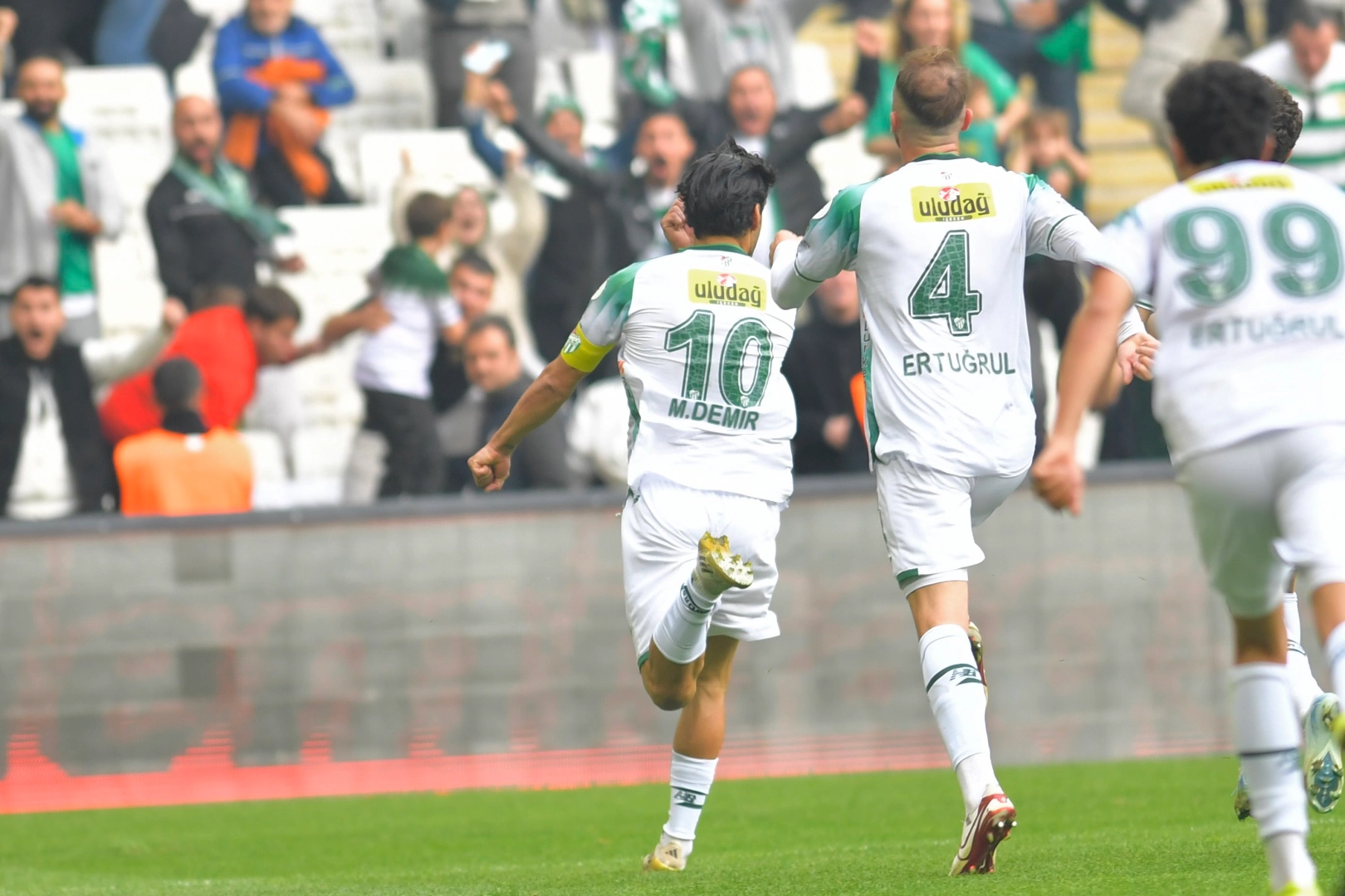 Bursaspor son dakika golüyle 2-1 kazandı... Zirveye bir adım kaldı Bursaspor son dakika golüyle 2-1 kazandı... Zirveye bir adım kaldı