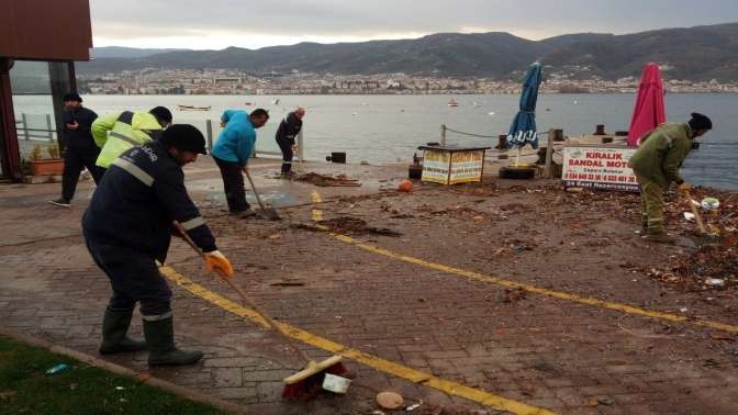 Büyükşehir ekipleri fırtınada teyakkuzdaydı