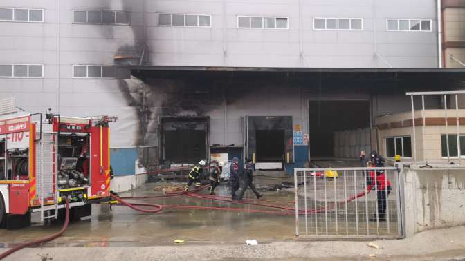 Cam fabrikasında çıkan yangın söndürüldü