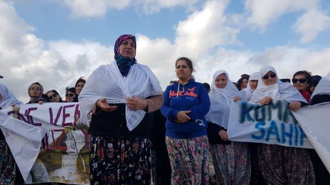 Çanakkale Kumarlar köyünde kadınlardan protesto: Madene verecek suyumuz yok