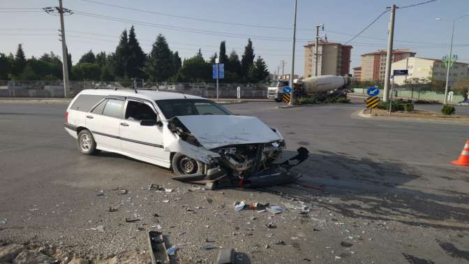 Çayırovada otomobille kamyonet çarpıştı,1 yaralı