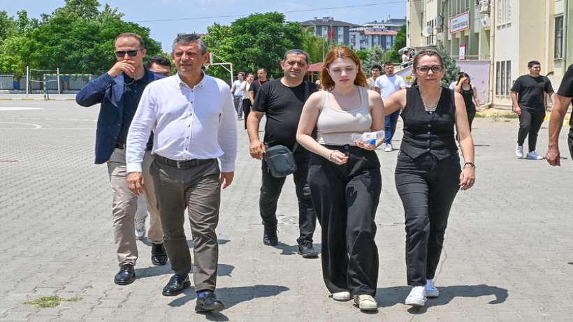 CHP Genel Başkanı Özgür Özel, Ferdi Zeyrekin Kızı Nehiri Sınav Sabahı Yalnız Bırakmadı