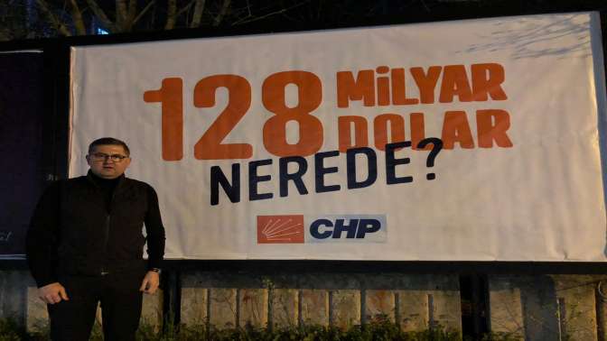 CHP Kocaeli ‘128 milyar dolar nerede’ afişlerini astı