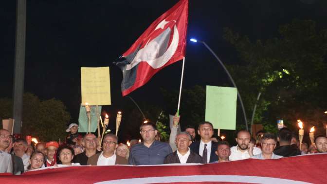 CHP’li gençlerden coşkulu fener alayı