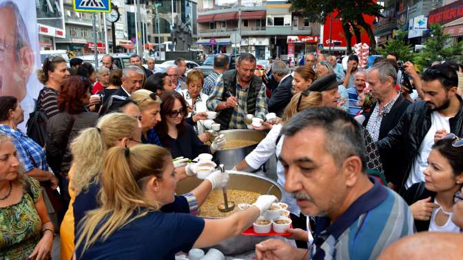 CHP’li kadınlar 5 bin kişilik aşure dağıttı