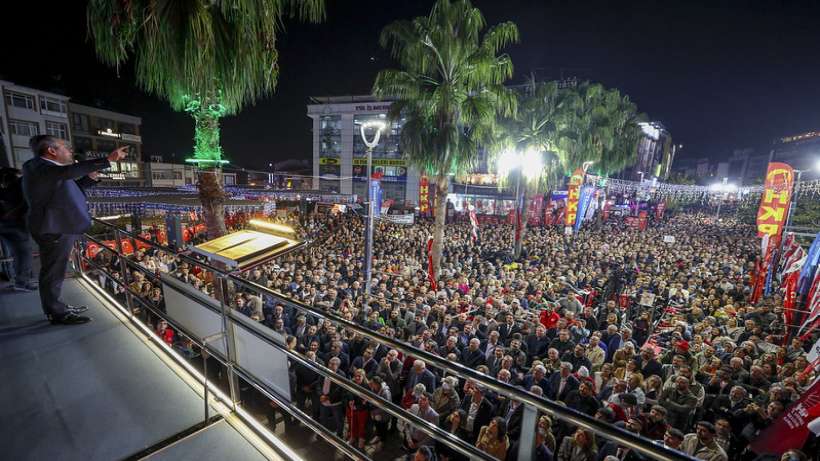CHP Lideri Özgür Özel Arnavutköy’de gerçekleştirilen Millet İradesine Sahip Çıkıyor Mitingi’ne katıldı.