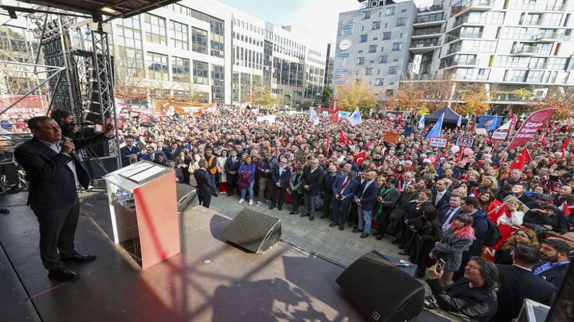 CHP Lideri Özgür Özel Belçika’nın Başkenti Brüksel’de İlk Mitingini Yaptı