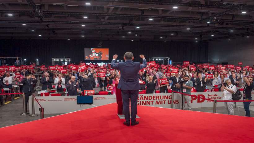 CHP Lideri Özgür Özel, Berlin’de Almanya Sosyal Demokrat Partisi (SPD) Kongresi’ne Katıldı.