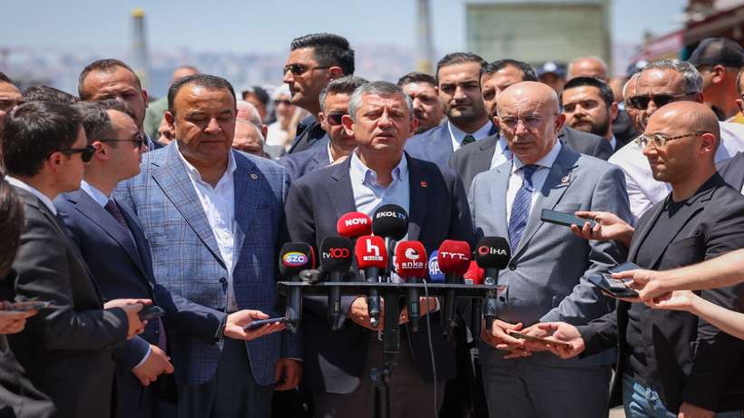CHP LİDERİ ÖZGÜR ÖZEL’DEN CUMA NAMAZI ÇIKIŞI ÖNEMLİ AÇIKLAMALAR