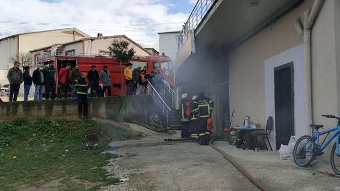 Darıcada çıkan yangında iş yeri hasar gördü