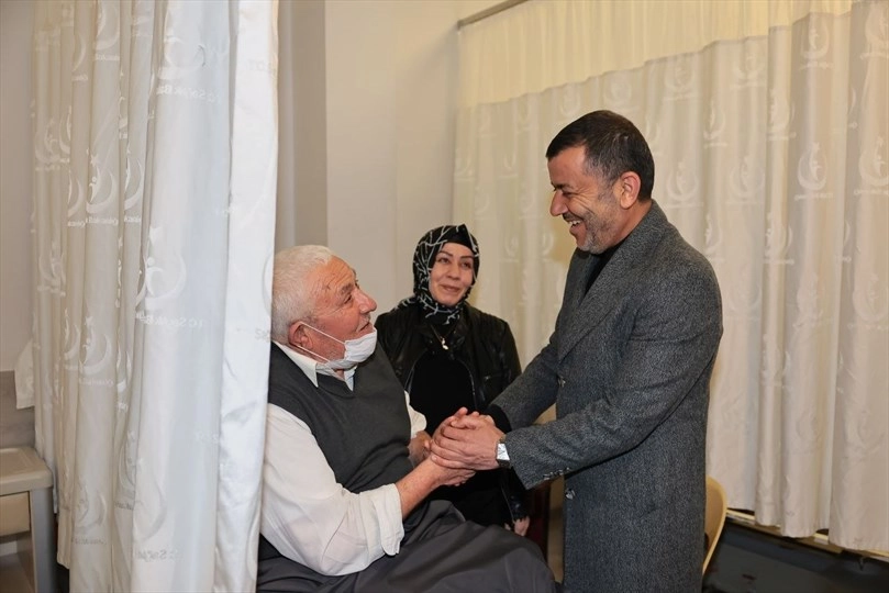 Denizli’de bayram mesaisindeki personele ve hastalara ziyaret
