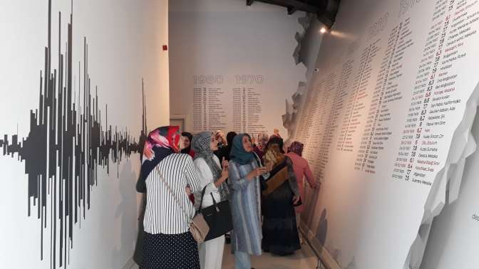 Deprem müzesi ak kadınları duygulandırdı