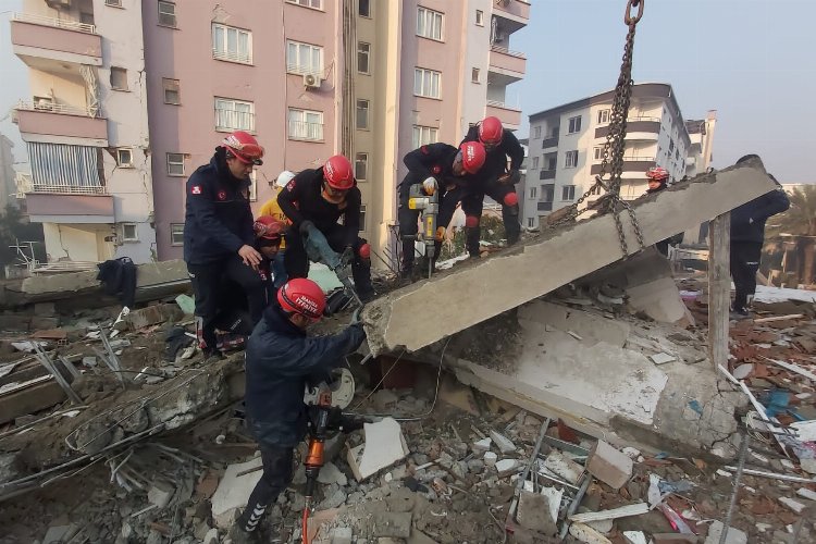 Depremin 4. gününde can kaybı 12 bin 873'e yükseldi