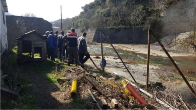 Derede boğulma tehlikesi geçiren çocukları çevredekiler kurtardı