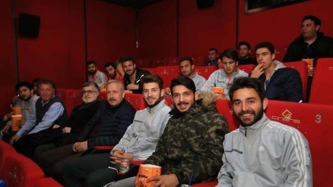 Derince Belediye Demirsporlu futbolcuları sinemaya gitti