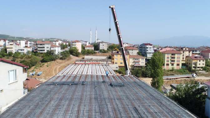 Derince’deki ikinci viyadüğün tabliyeleri konuluyor