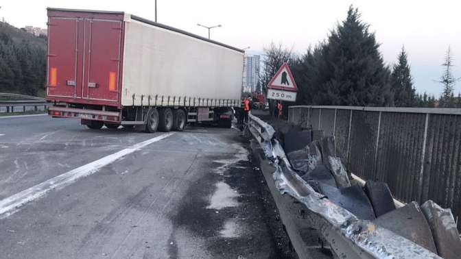 Devrilen TIR otoyolda ulaşıma kapattı