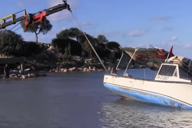 Didim'de karaya oturan iki balıkçı teknesi kurtarıldı 