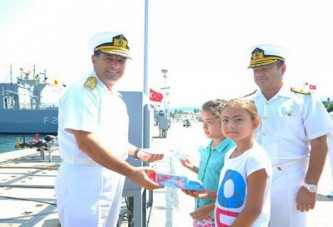 Donanma, Zafer Bayramı’nı halkla kutladı
