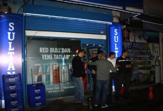 Döner bıçağıyla tekel bayiini bastı