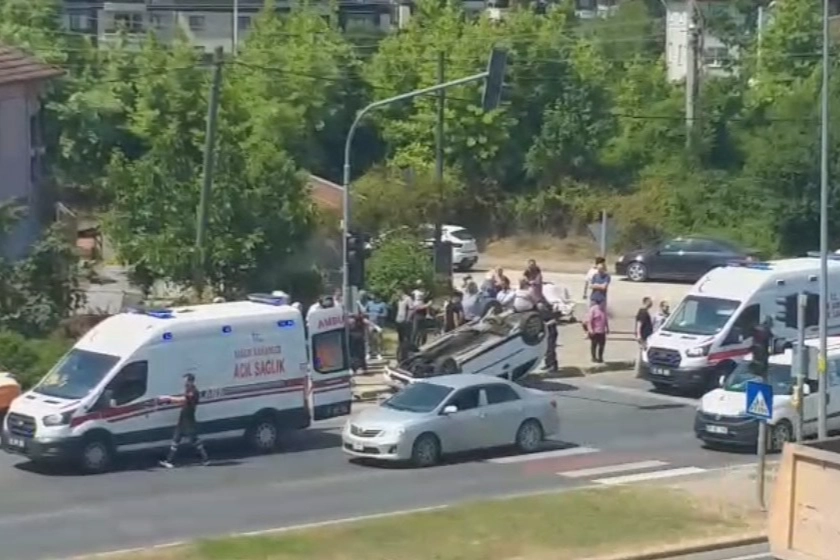 Düzce’de yaya geçidinde araç takla attı: 3 yaralı! Düzce’de yaya geçidinde araç takla attı: 3 yaralı!