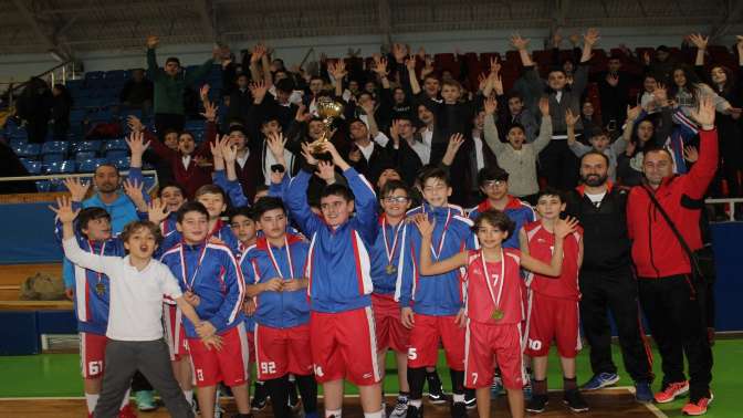 Edebali Ortaokulu şampiyon