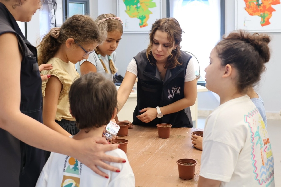 Efes Tarlası Yaşam Köyü'nde çocuklar toprakla buluştu