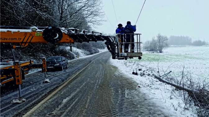 Elektrik direğine çarpan araç 11 mahalleyi enerjisiz bıraktı