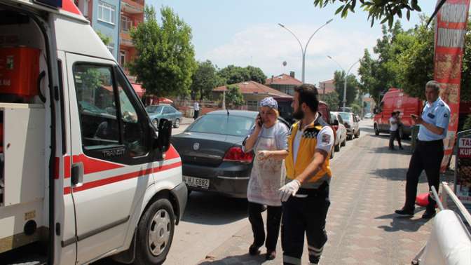 Elini hamur makinesine kaptırdı