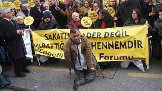 Engelliler sokaktaydı: Açlık sınırının altında yaşam sürüyoruz