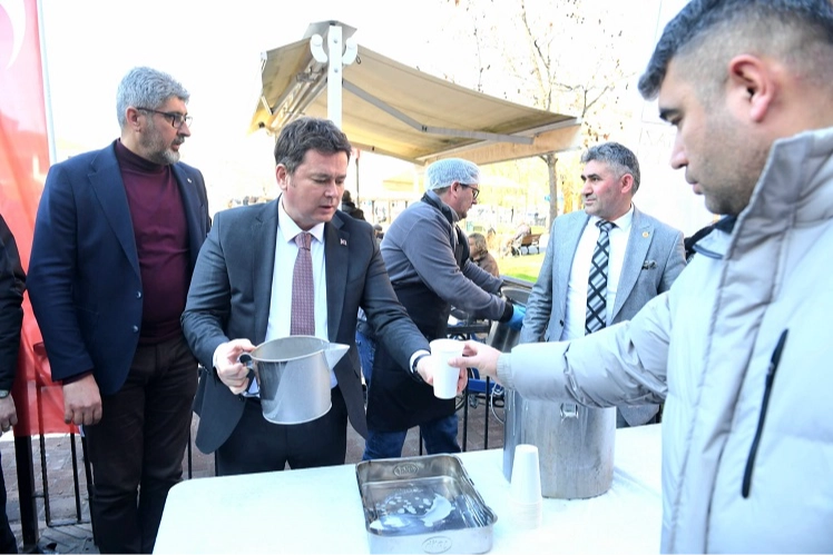 Erkan Aydın'dan vatandaşlara çorba ikramı