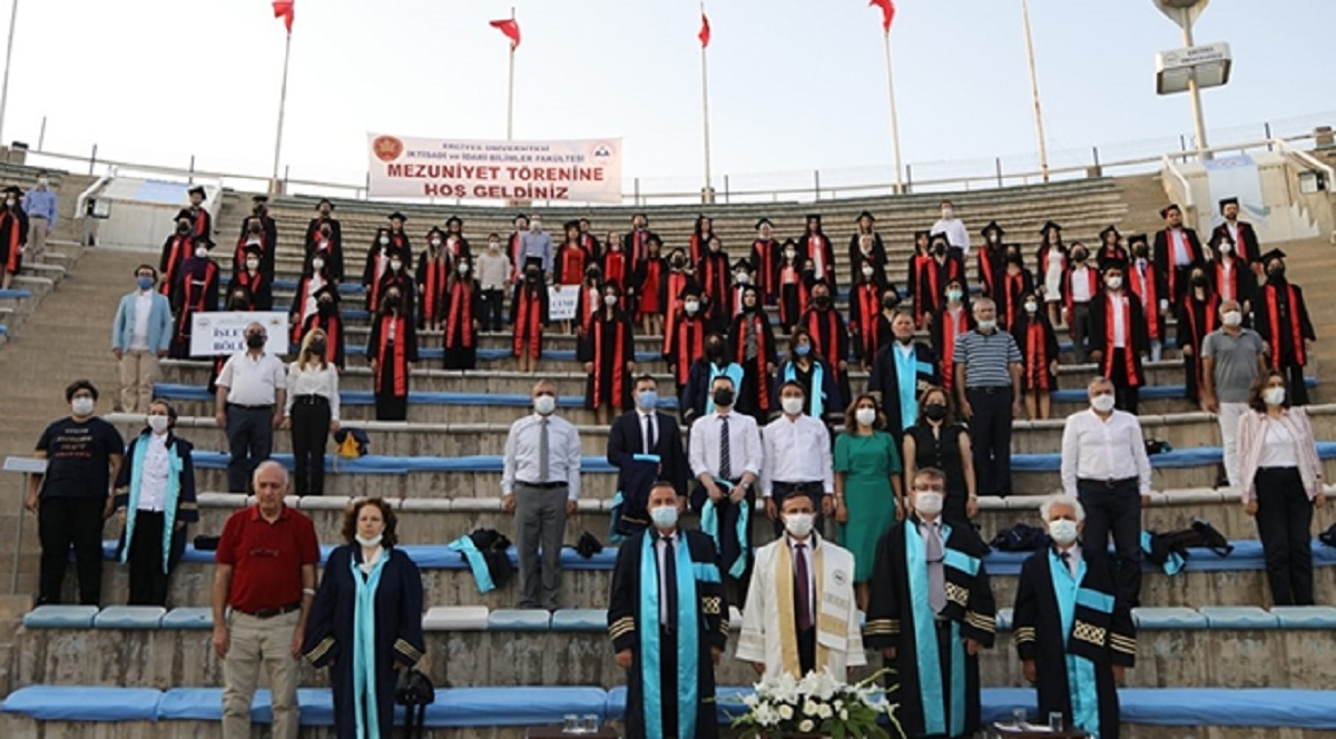 ERÜ İktisadi ve İdari Bilimler Fakültesi’nde mezuniyet sevinci