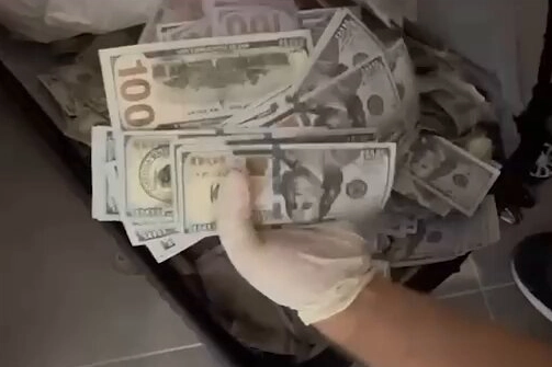 Esenyurt’ta sahte dolar operasyonu! 2 milyon 890 bin dolar ele geçirildi Esenyurt’ta sahte dolar operasyonu! 2 milyon 890 bin dolar ele geçirildi