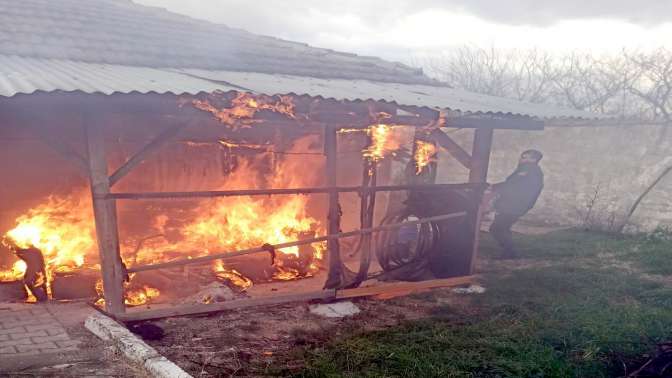 Ev yangınında dumandan etkilenen kadın hastaneye kaldırıldı