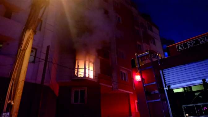 Evde çıkan yangında 3 çocuk dumandan etkilendi
